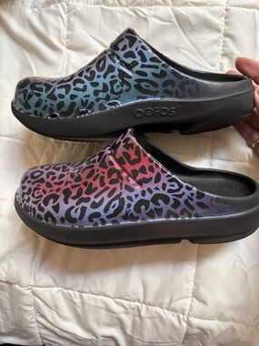 OOFOS Women's Black Clog with Blue-Pink Leopard Gradient